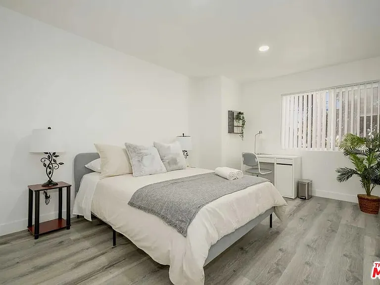 2417 S Budlong Ave #3 — Photo 19