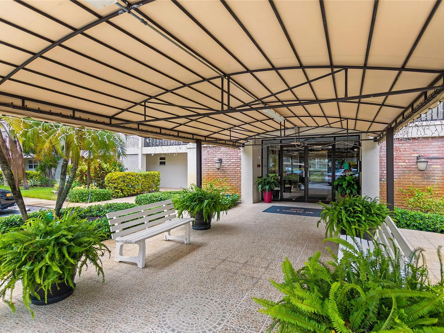 1 bed, 1.5 bath, 900 sqft, $1,800 — Photo 2