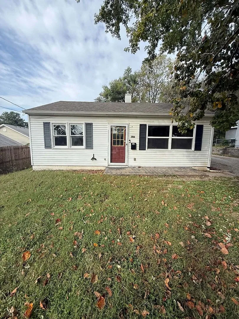 3-Bed 1 Bath Home with a 1-Car Detached Garage and a Fenced Backyard — Photo 1