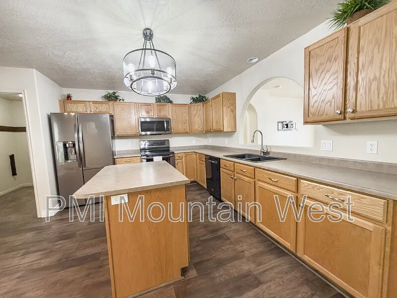 4 bed, 2.0 bath, 1794 sqft, $2,850 — Photo 4