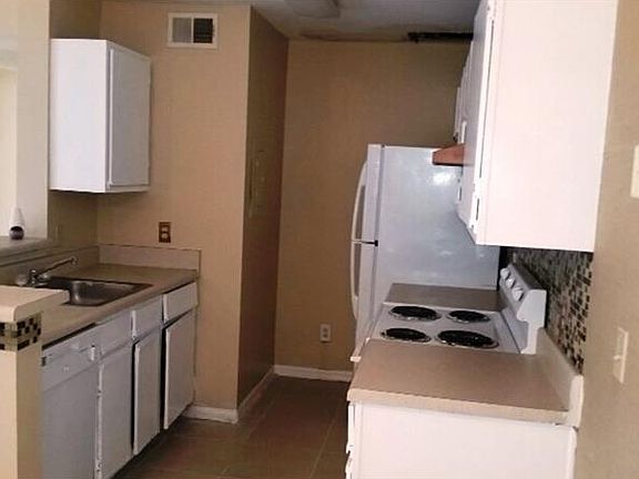 4th image of 6118 Westgate Dr APT 102
