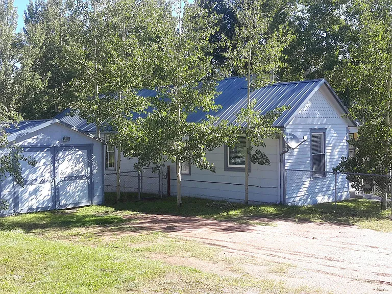215 W Carr Ave — Photo 2