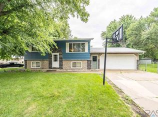 6304 W Essex Dr, Sioux Falls, SD 57106