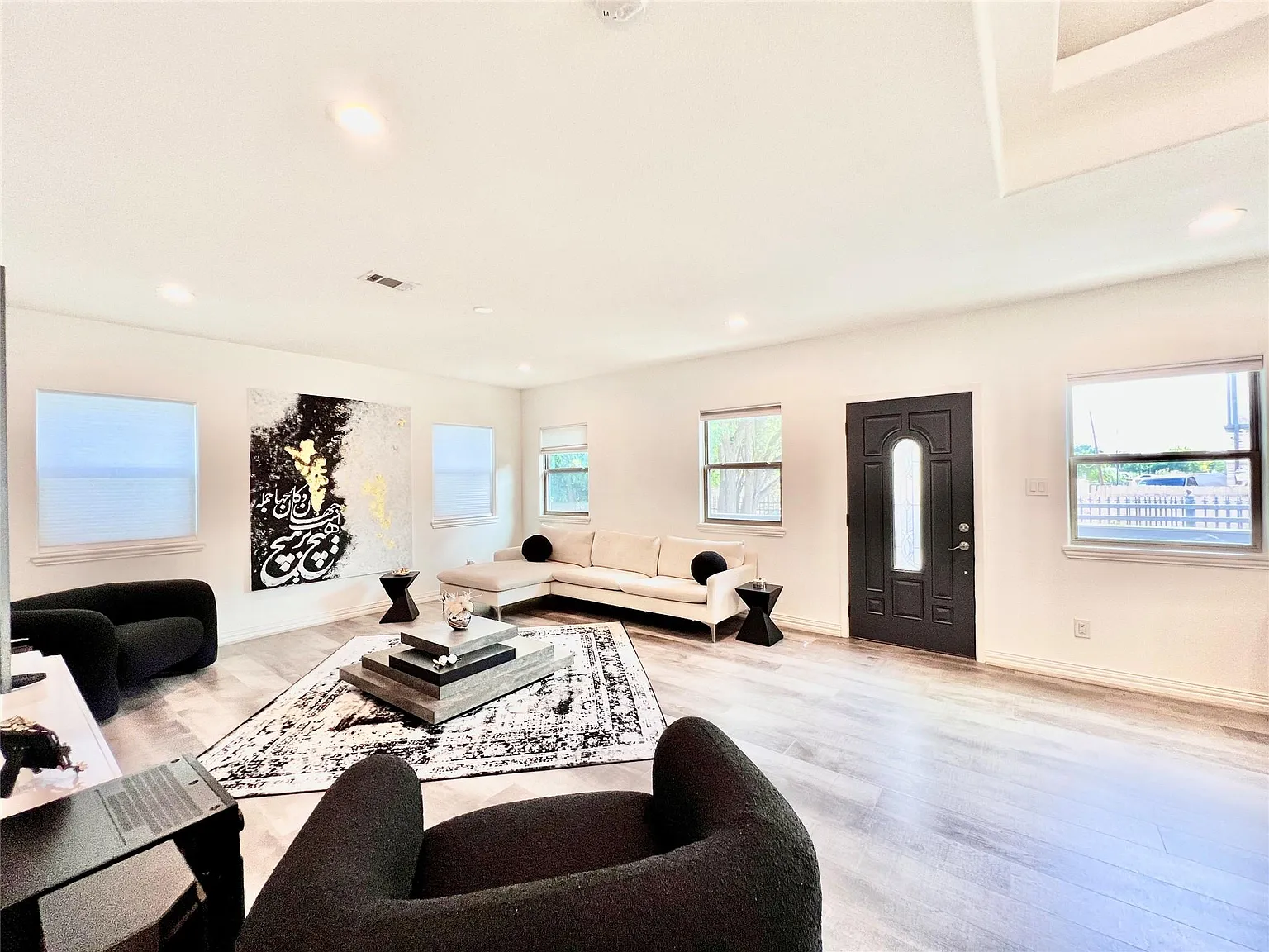 3 bed, 2300 sqft, $4,200 — Photo 2