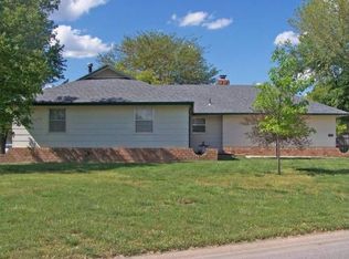 321 Lakeshore Dr, Newton, KS 67114