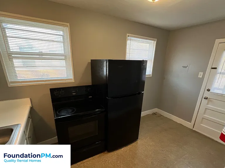 1570 Rebecca St — Photo 4
