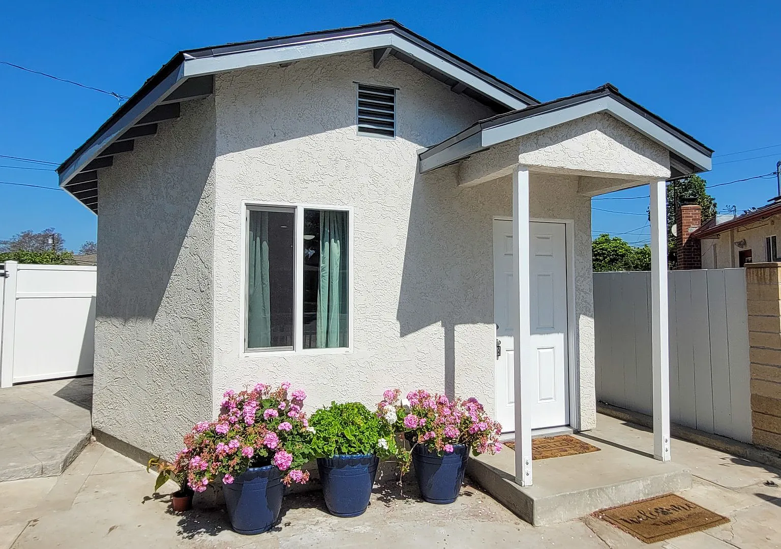 New Adu 2 Bed 2 Bath With All Appliances Included! — Photo 3