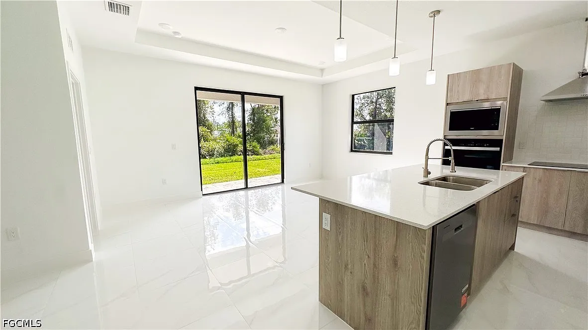 4 bed, 3.0 bath, 1715 sqft, $2,350 — Photo 4