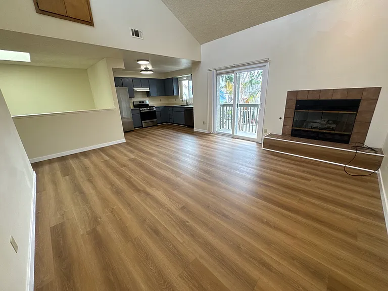 1348 Mentone Ave #C — Photo 2