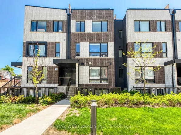30 Ed Clark Gdns #14, Toronto, ON M6N 0B5