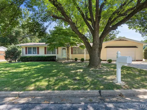 14 Connie Dr, Saint Charles, MO 63301