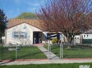37 S Clinton Ave, Bay Shore, NY 11706