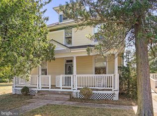 1048 Fairview Dr, Berkeley Springs, WV 25411