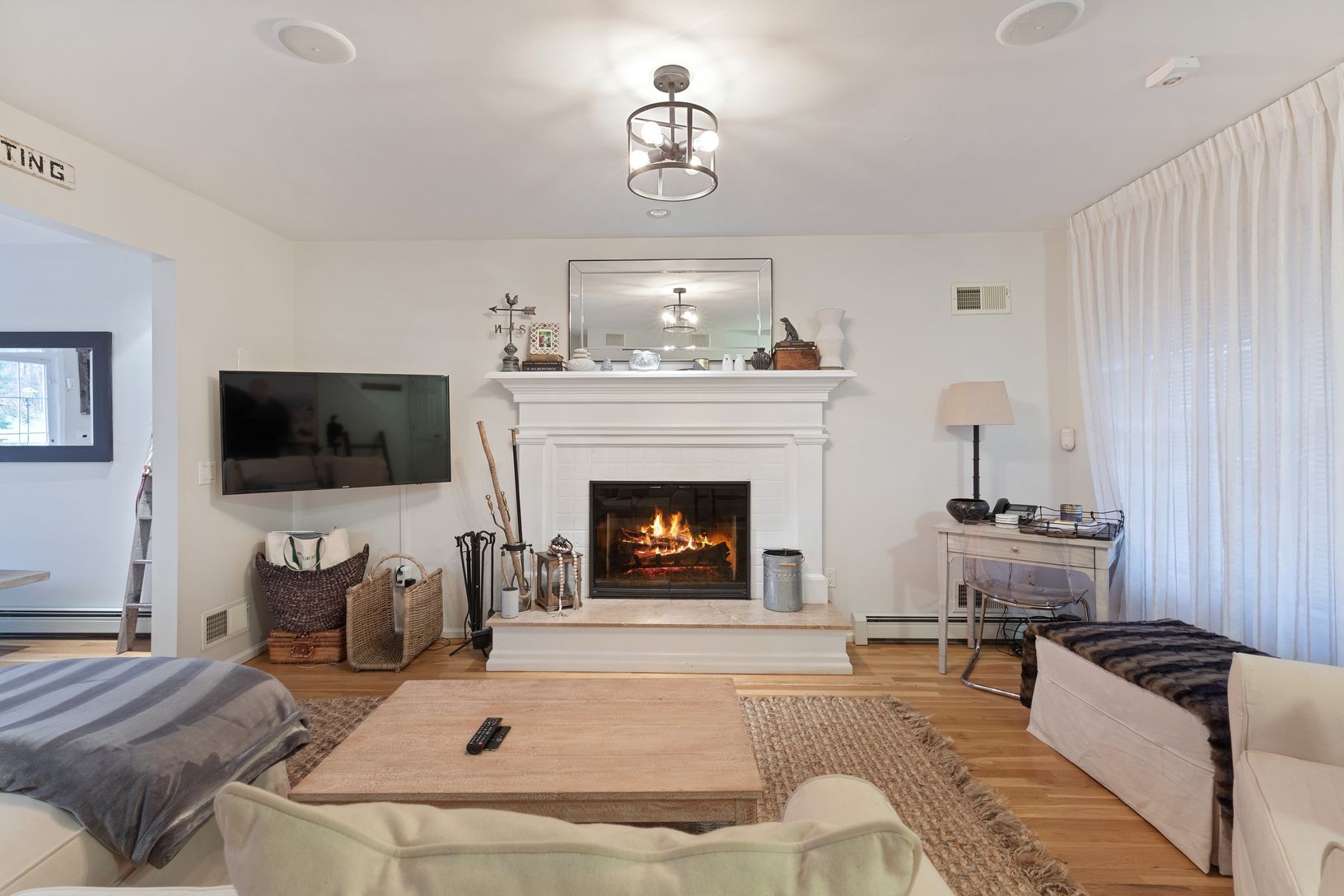  COZY LIVING ROOM AND FIREPLACE