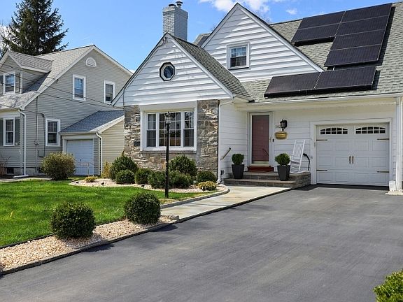 3rd image of 382 Huntington Rd