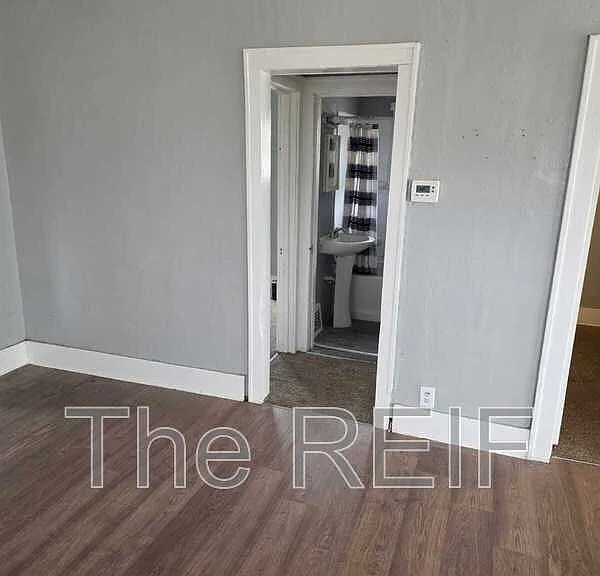 1023 Barrie Ave — Photo 2