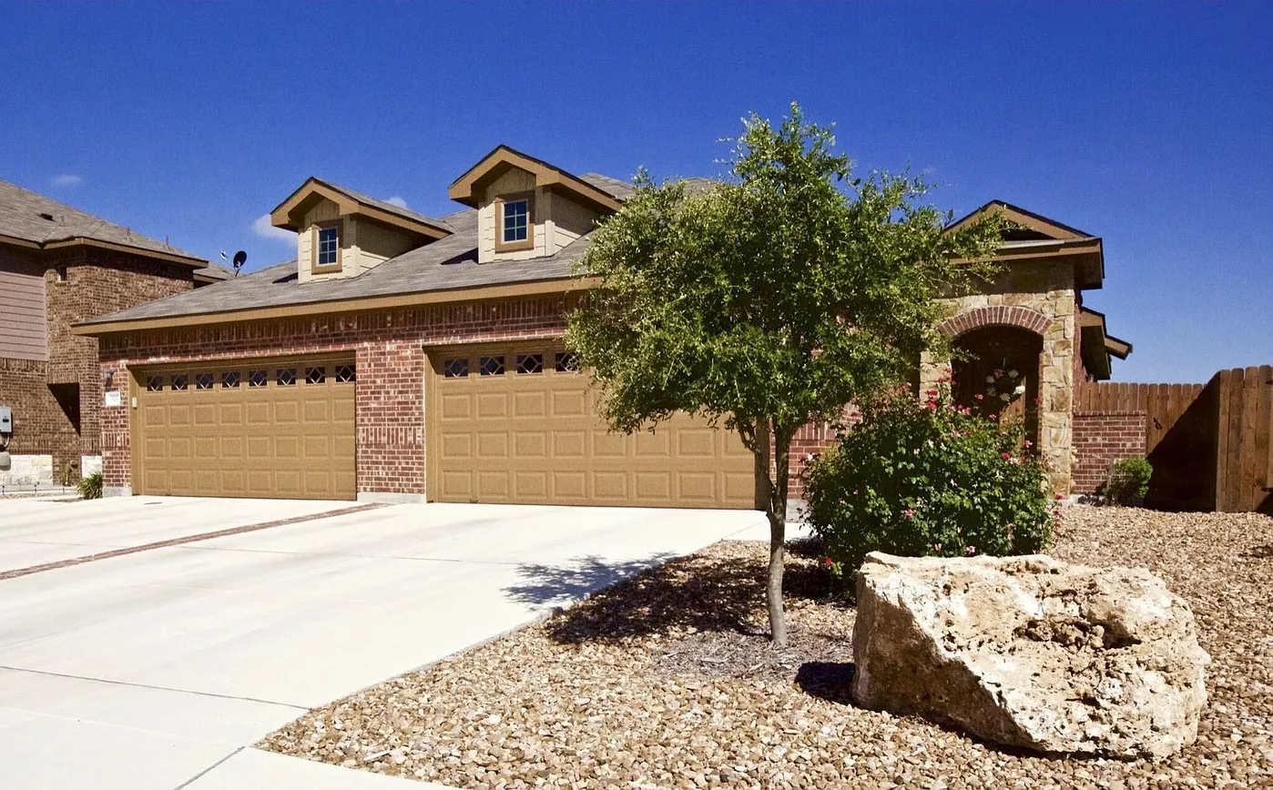 Luxury Townhome Located In Bastrop, Texas! — Photo 1