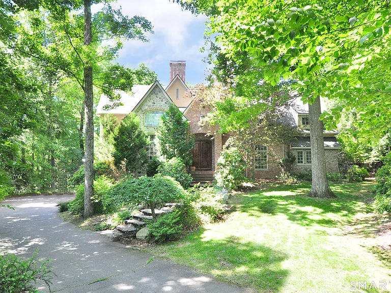 22 Thronebrook Rd — Photo 2