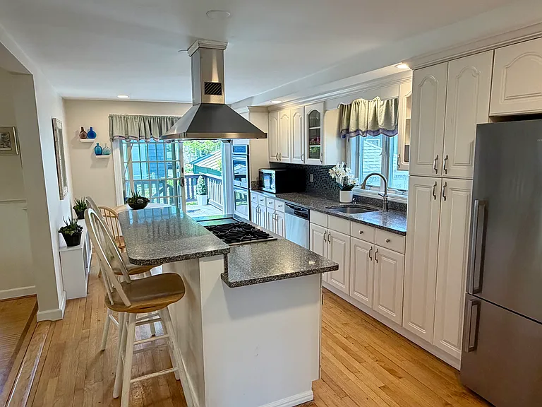 20 Raymond St — Photo 3