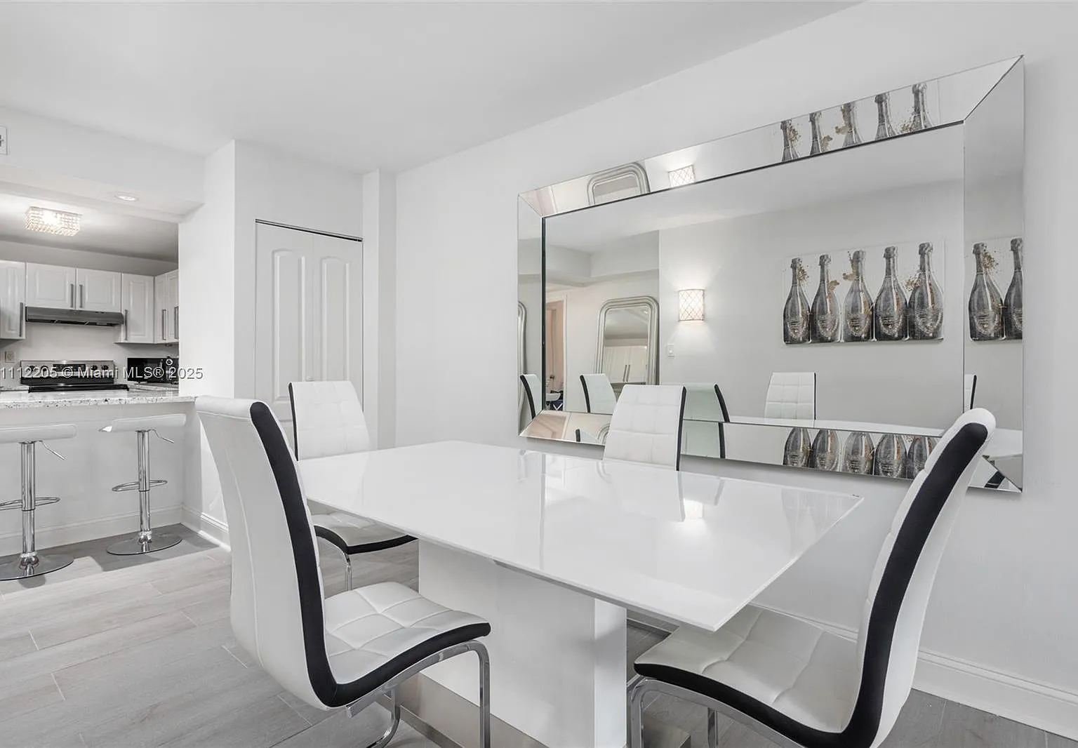 Roney Palace Condo — Photo 4