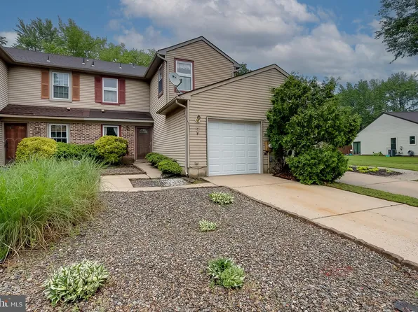 7 E Oleander Dr, Mount Laurel, NJ 08054