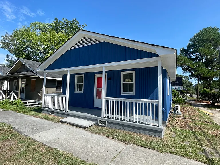 521 Swann St — Photo 1