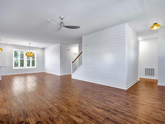4th image of 208 Vista Dr.