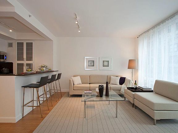 3rd image of 320 W 38th St APT 725