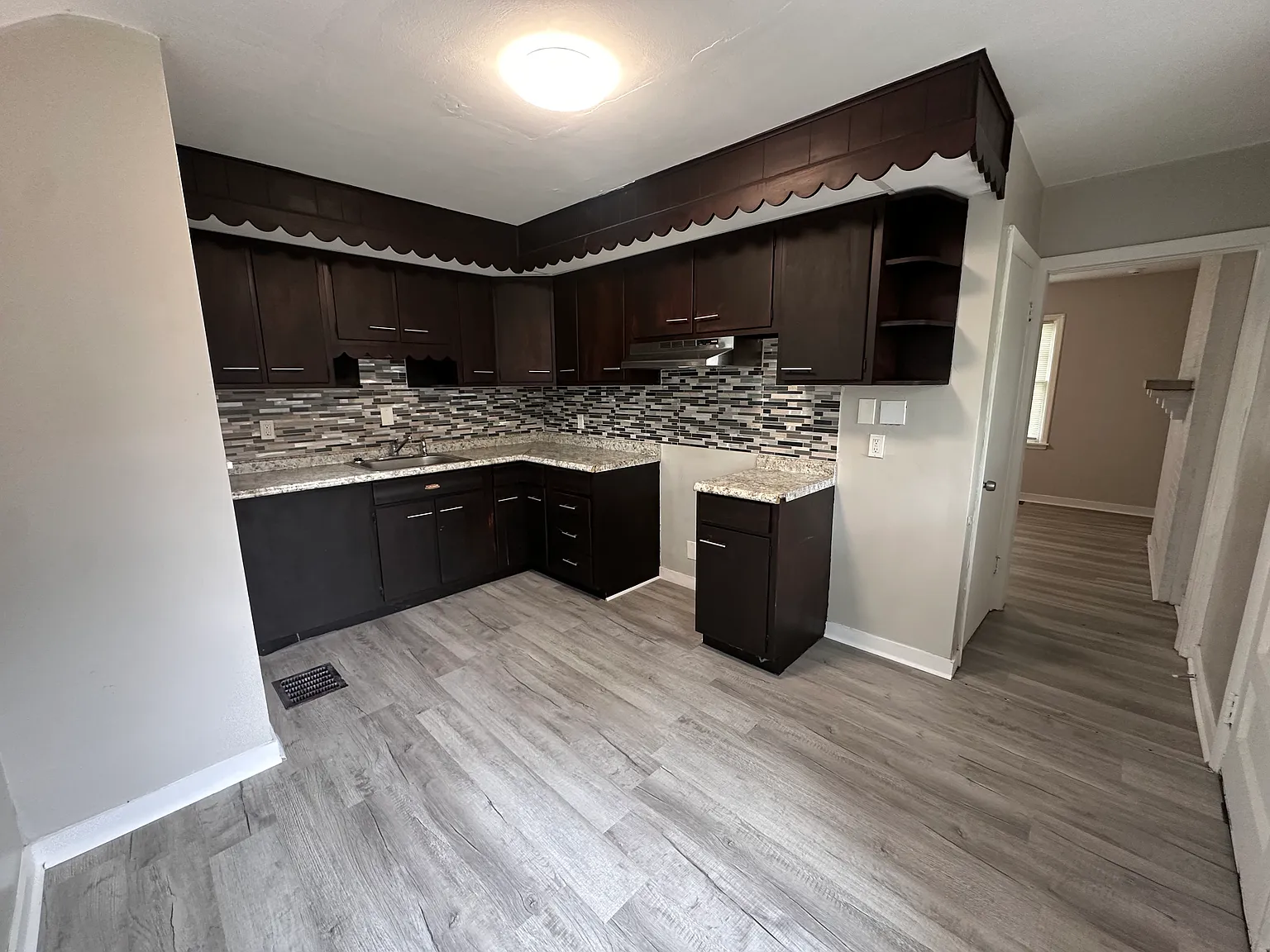 2 bed, 954 sqft, $1,300 — Photo 2