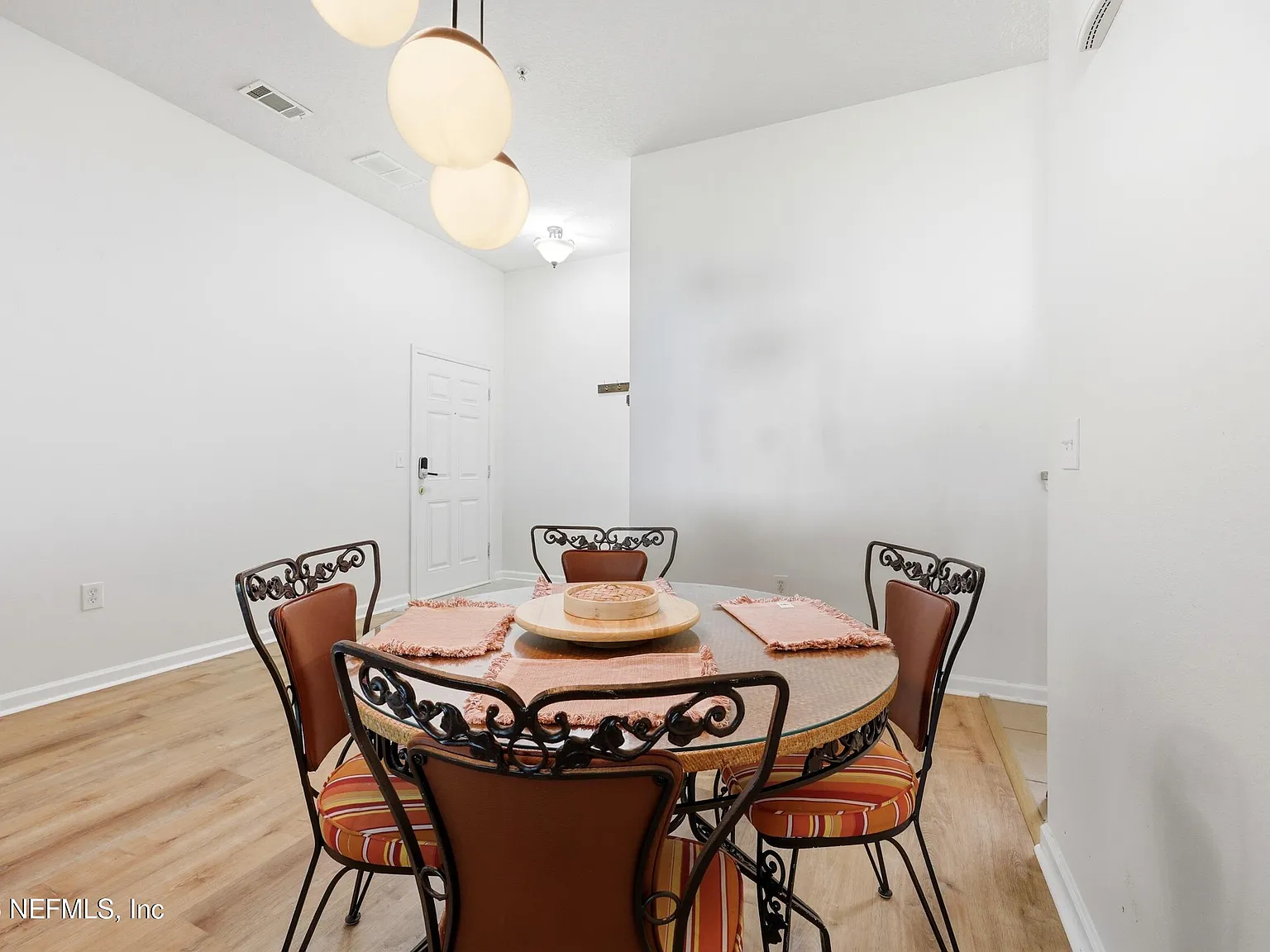 3 bed, 2.0 bath, 1354 sqft, $2,200 — Photo 1