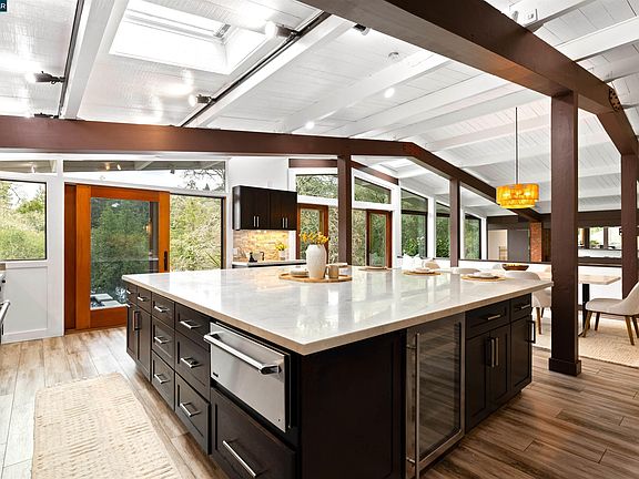 5th image of 8 Oak Arbor Rd