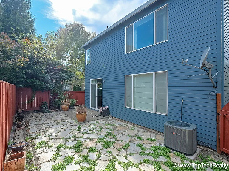 504 NE Caden Ave — Photo 21