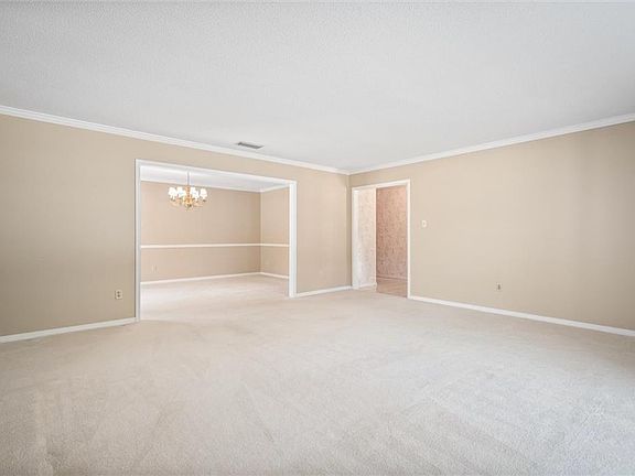 4th image of 1424 Regency Oaks Dr E