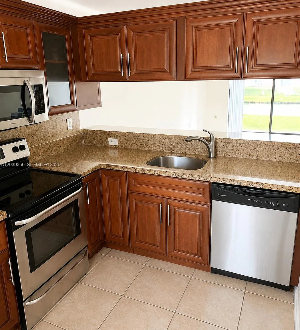Villas De Venezia Condo — Photo 4