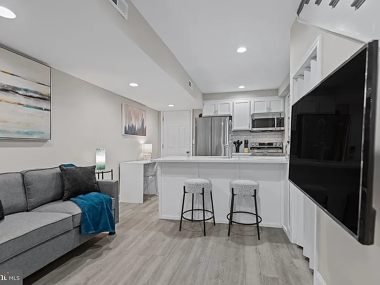 2202 E Chase St — Photo 10