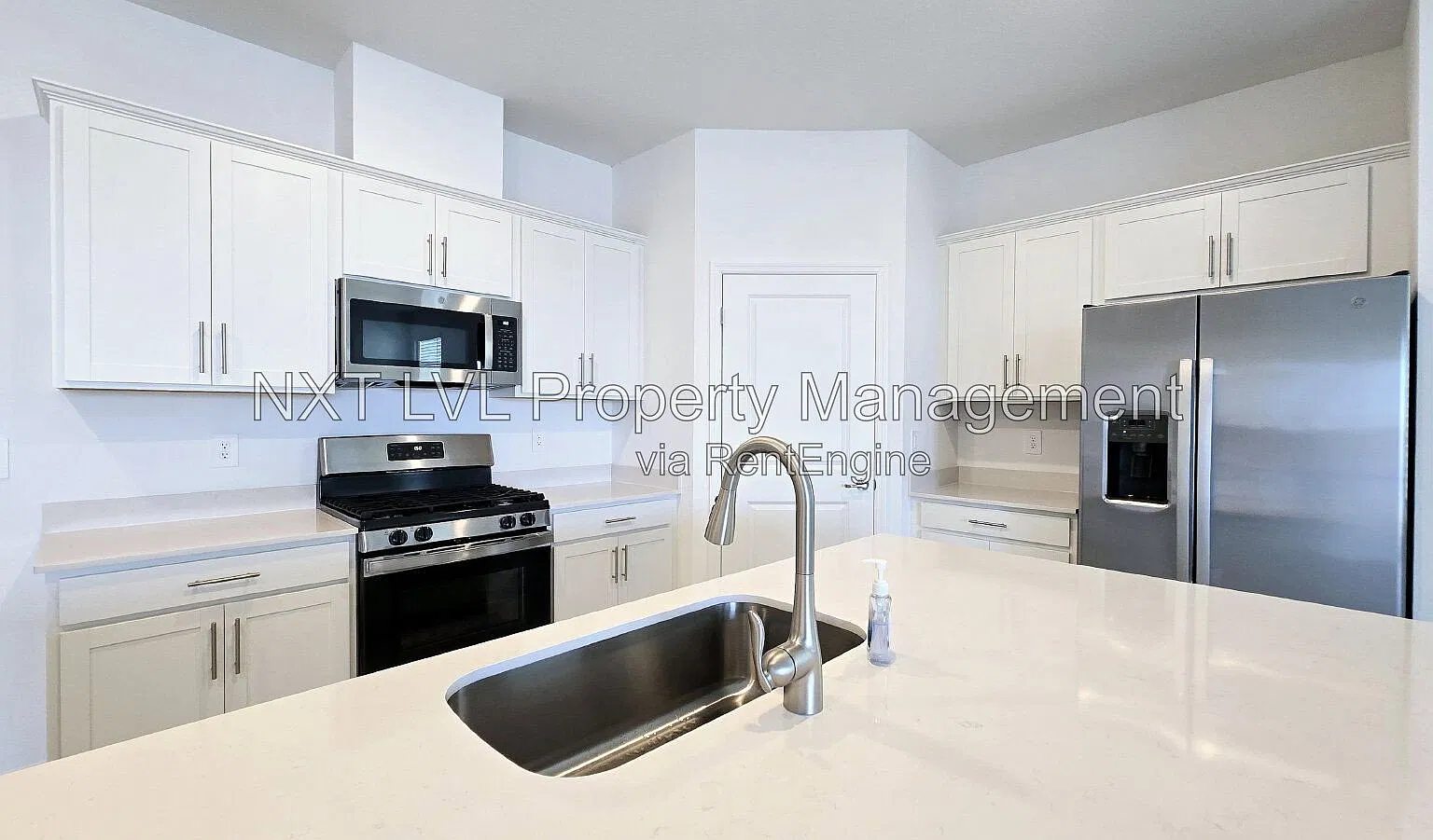 3 bed, 3.0 bath, 2200 sqft, $2,595 — Photo 4