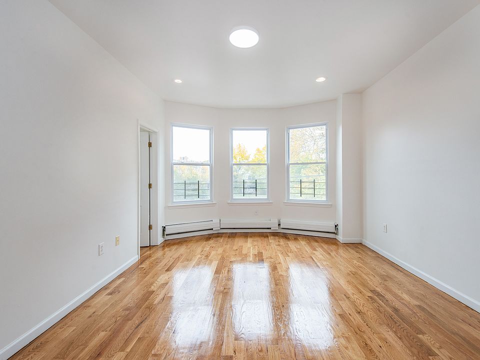 Livingroom Front of house