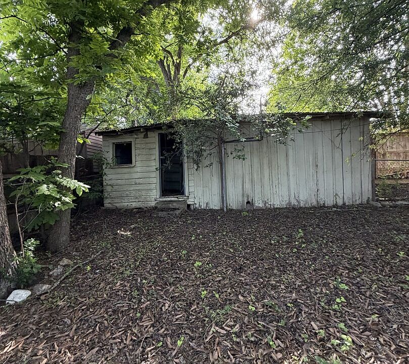 2nd image of 122 Routt