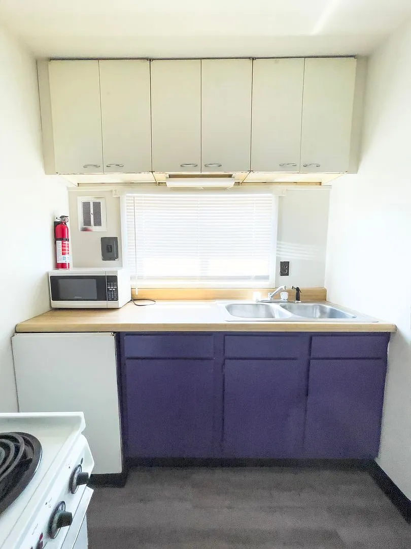Studio Unit with New Flooring and Paint, Close to Campus — Photo 1