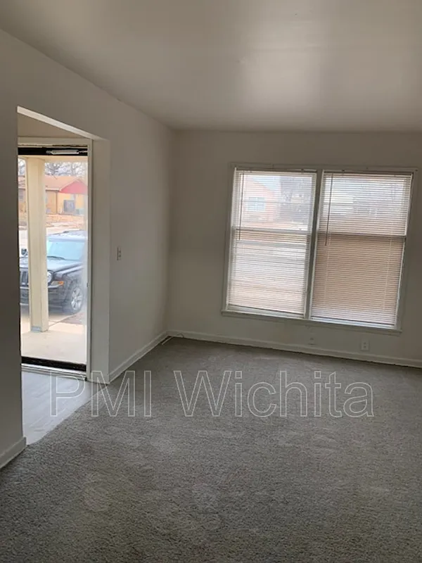 2 bed, 1.0 bath, 727 sqft, $750 — Photo 3