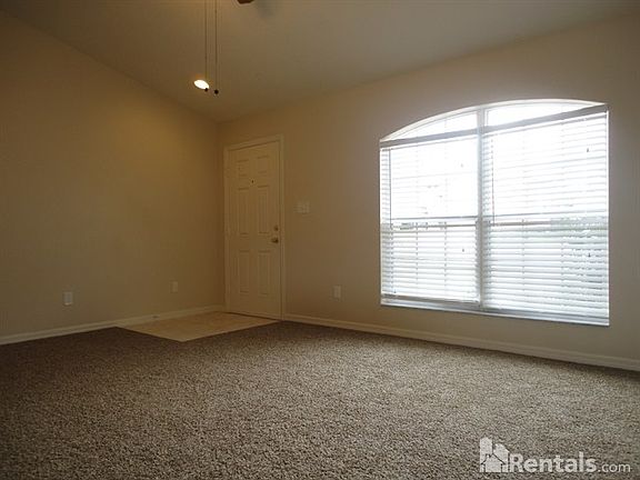 3rd image of 2708 Savannah Dr