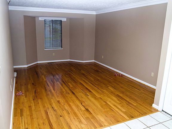 3rd image of 101 Autumn Creek Ln