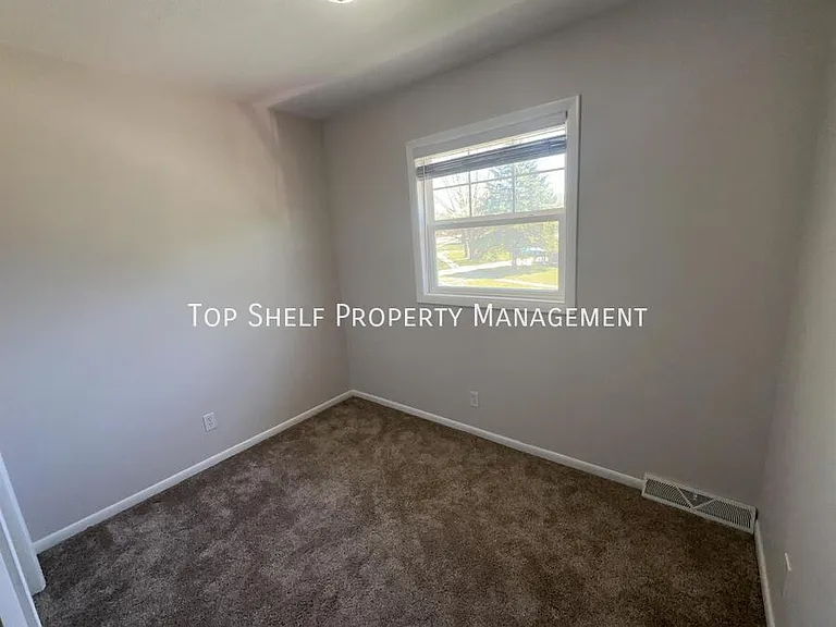 308 SW Westview Dr — Photo 5