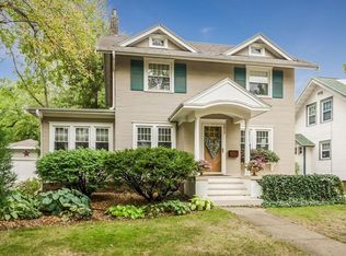 2317 Meadowbrook Dr SE, Cedar Rapids, IA 52403