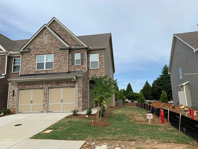 1214 Foxcroft Ln — Photo 1