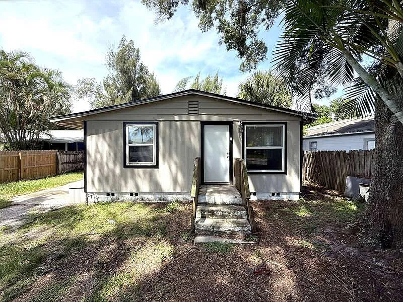 2 bed, 1.0 bath, 720 sqft, $1,895 — Photo 2