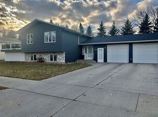 2506 W Fallcreek Ct, Grand Forks, ND 58201
