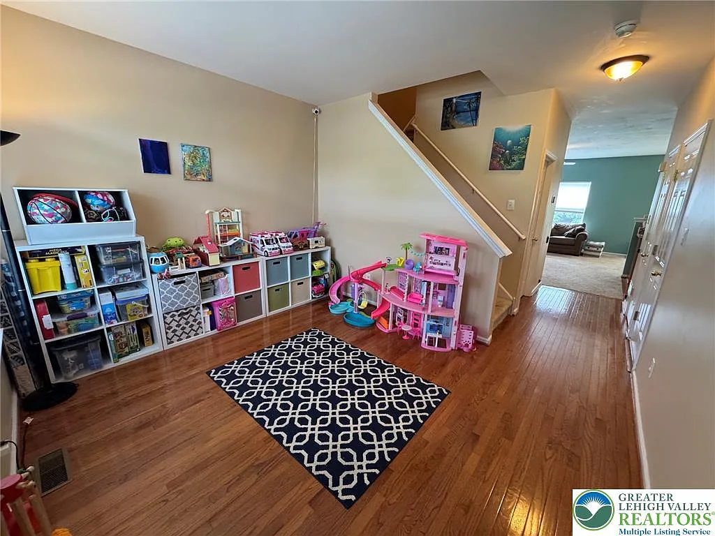 3 bed, 2.5 bath, 2016 sqft, $2,600 — Photo 3