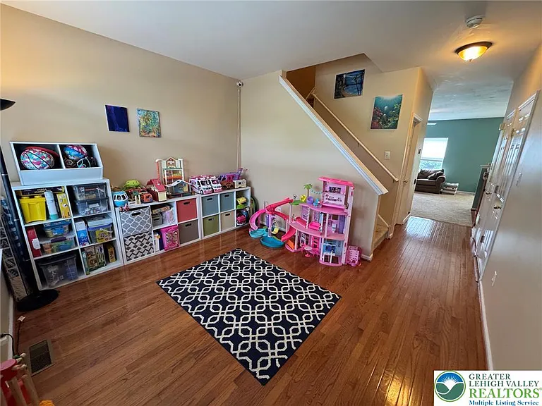 1081 Tudor Dr — Photo 3