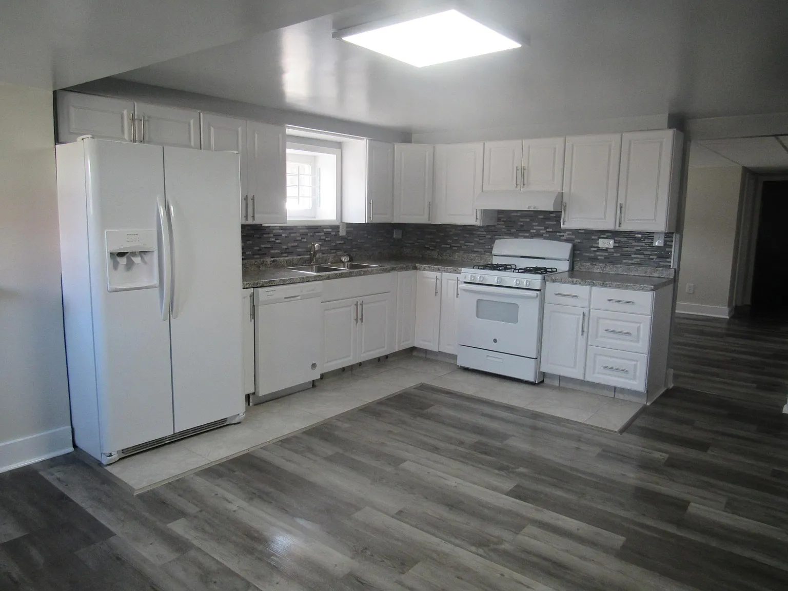 442 Folcroft St — Photo 2